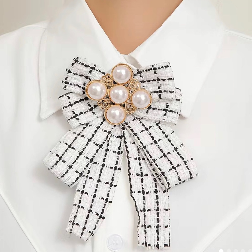 NWT Bow tie brooch.